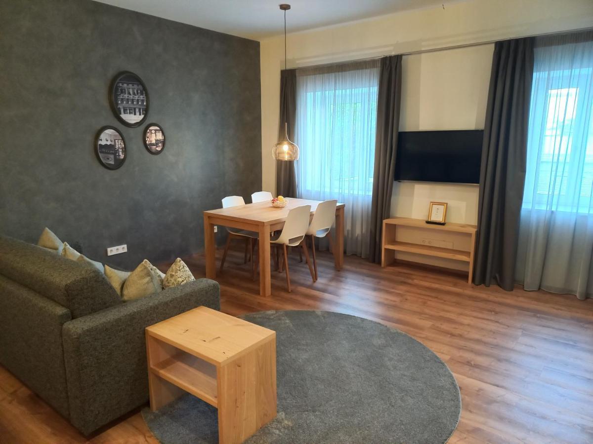Koenig Apartment *